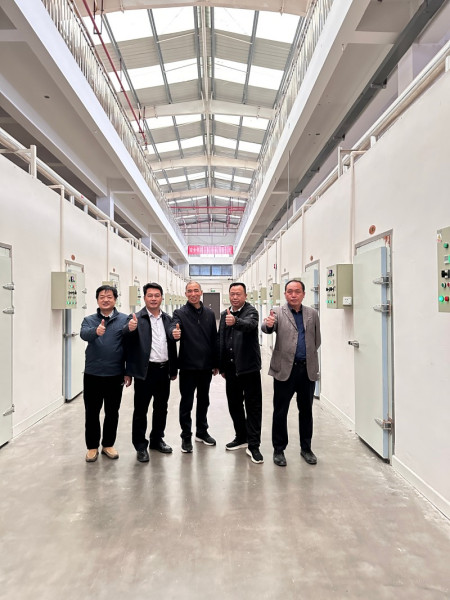 谭洪波总经理率队现场指导客户技术员上机操作