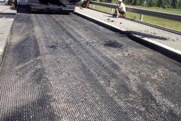 土工格栅加筋材料界面特性与周围土体特性