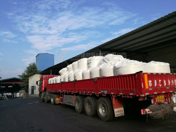 120噸建平鈉基膨潤土到廠 新一批膨潤土防水毯制品即將生產(chǎn)