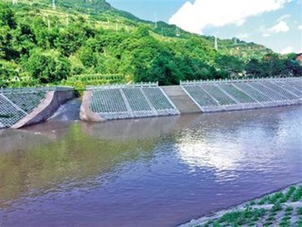 河堤淤泥堤基底采用土工布加筋