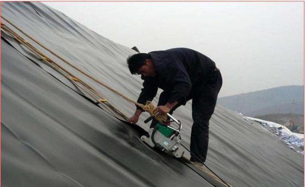 复合土工膜在涵洞式水闸底板与铺盖间防渗