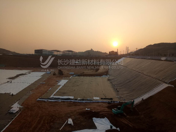 某大型危废安全填埋项目，土工材料施工现场图解！