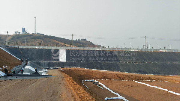 湖南某大型危废安全填埋项目，土工材料施工现场图解！