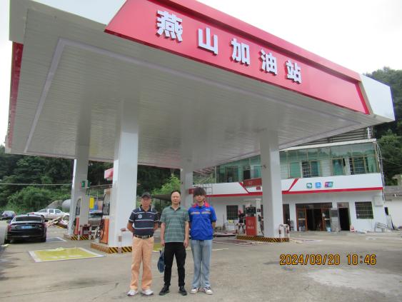 燕山岭加油站合影