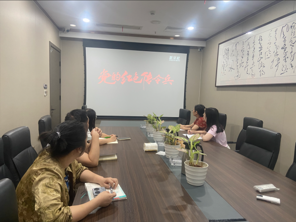 观看《党的红色传令兵》纪录片