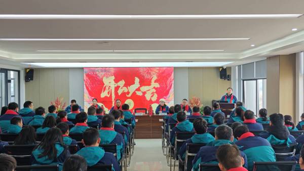 祥蛇載夢憑質(zhì)躍，竭誠服務(wù)創(chuàng)千秋
