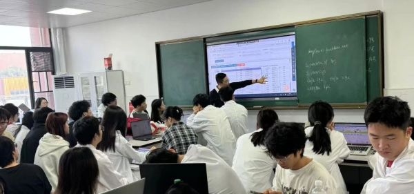 产学研互动│“饲料精准营养数据库共享平台”走进湖南农业大学课堂