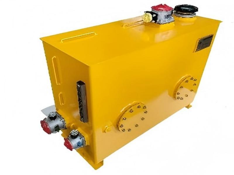 Engineering vehicle oil tank