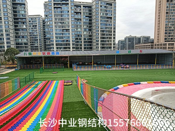 游乐场现场搭建钢结构