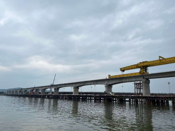 湖南平益高速跨京广铁路桥贯通