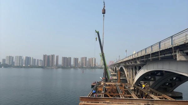 马路口资水特大桥主墩深水承台首层浇筑成功