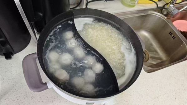 正月十五月儿圆，灯火璀璨庆团圆。2月12日元宵佳节，湖南锐杰律师事务所内张灯结彩。律所特别策划了"灵蛇纳福"主题庆祝活动，以简约温馨的方式传承民俗文化，为辛勤奉