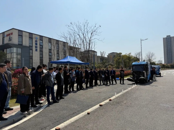 政企联动谋发展，共探北斗产业新机遇！扬州工信局考察团莅临纽恩驰，聚焦“北斗+新能源环卫车”融合创新