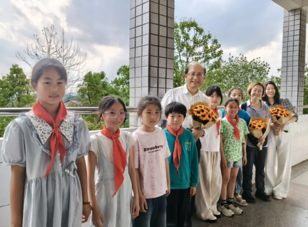 爱心走访 ｜ 铁人暖心慈善基金会走访双峰县梓门桥镇中心小学、太平小学