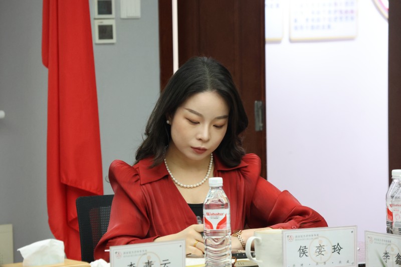 主持人侯律师（看放哪里比较合适）