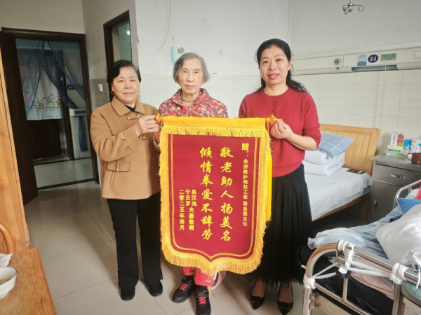 双份锦旗，双倍认可！—患者家属向我院外科及社工部赠锦旗致谢