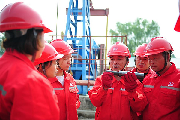 为中原油田首席技师“许克新”制作创新工作室