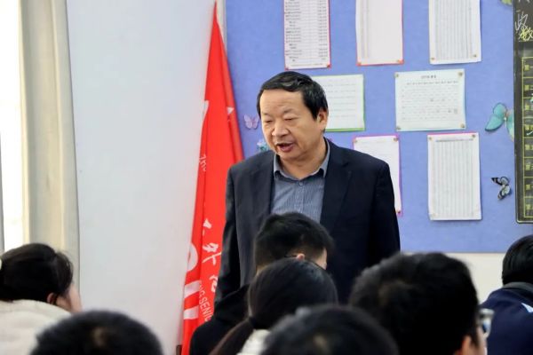 深耕杏坛，铸魂启智——记株洲市石外高级中学政治高级教师易升秀