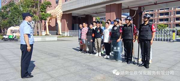 警保联动护学岗    学生安全记心间