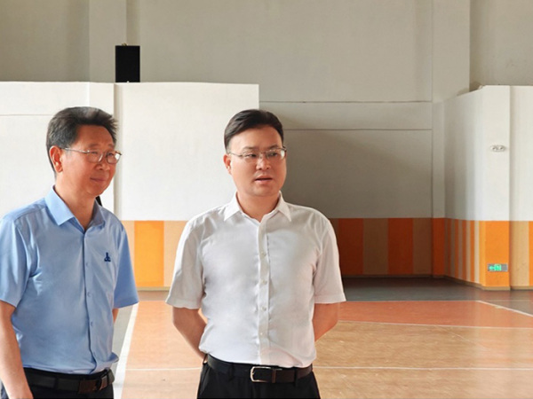 市住建局副局長(zhǎng)田華攜市優(yōu)評(píng)審專家組一行對(duì)我公司申報(bào)工程進(jìn)行檢查指導(dǎo)