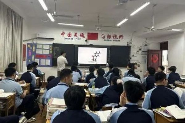市各学科教研员入校精准把脉，聚焦石外高中“345”课堂教学模式