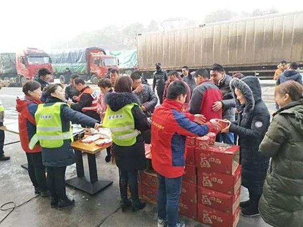 天寒愿作送炭翁 化身春风暖人间