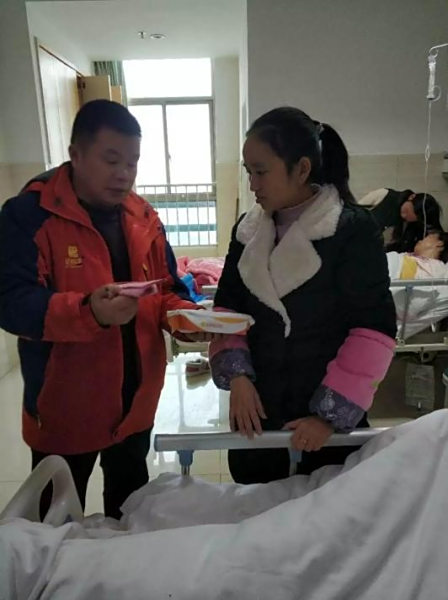 情系同事送温暖，慷慨捐助献爱心