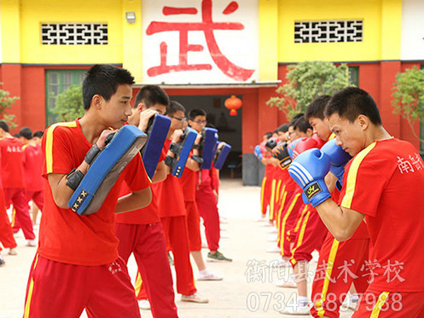 浅谈封闭式学校对孩子的利弊