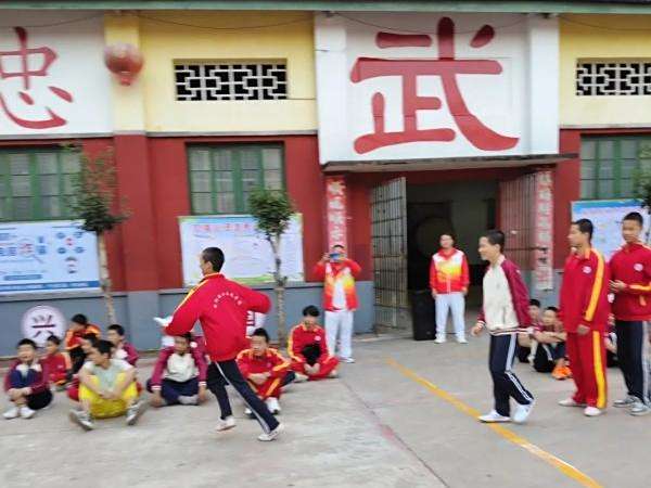 青春多巴胺，开启活力周——衡阳县船山文武学校开展“转圈接纸”活动