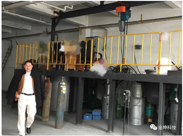 公司总经理到生产车间查看设备运行状态