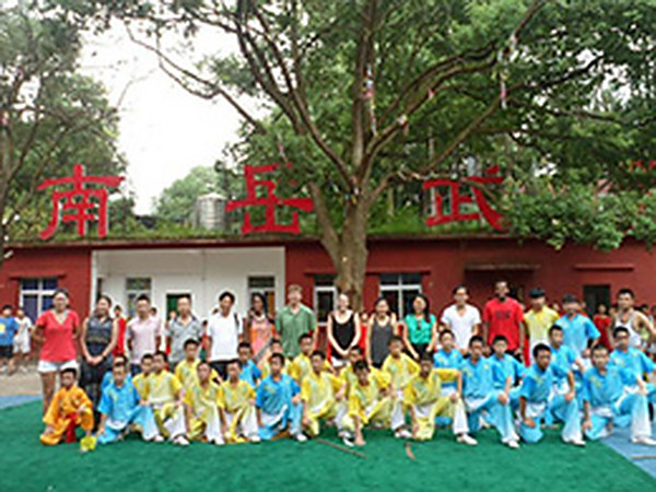 湖南省重点岳云中学外籍教师来我校交流学习