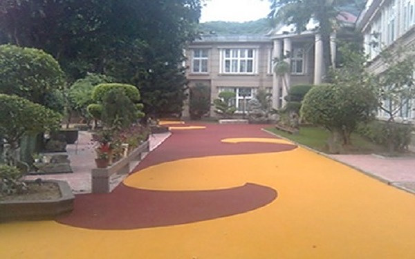 城市建设离不开彩色沥青