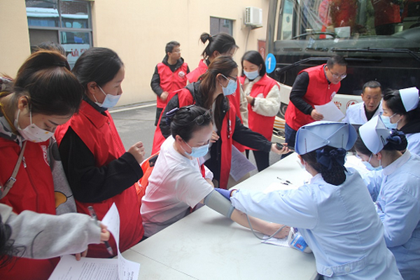 邵阳市宝庆精神病医院志愿者联合会组织志愿者参加无偿献血活动