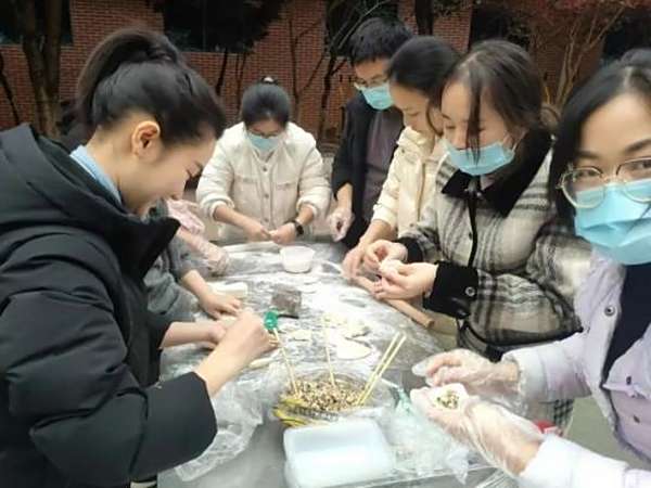 邵阳市宝庆精神病医院举办包饺子活动