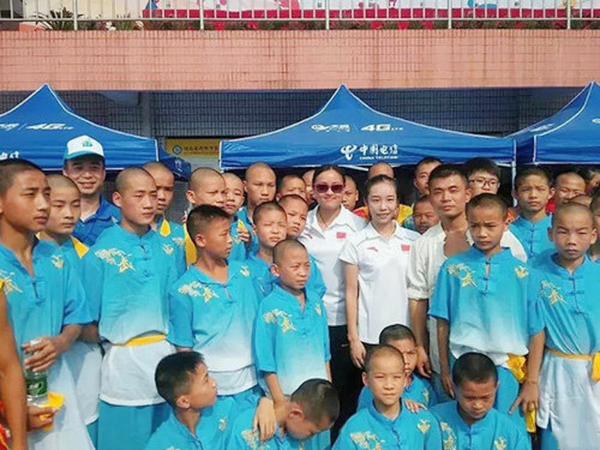 我校学子与龚智超、凌洁合影