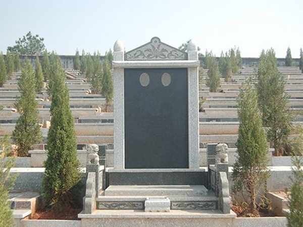 婆婆陵园搭帐篷 向亡夫一诉衷肠