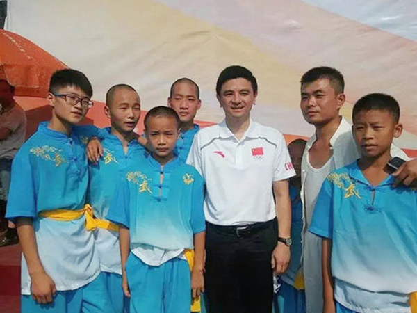 我校学子与奥运会熊倪合影
