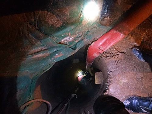 天心区龙湾国际社区二十三冶建设下水道气囊截水施工中
