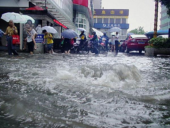 下水道排水不及时溢出地面