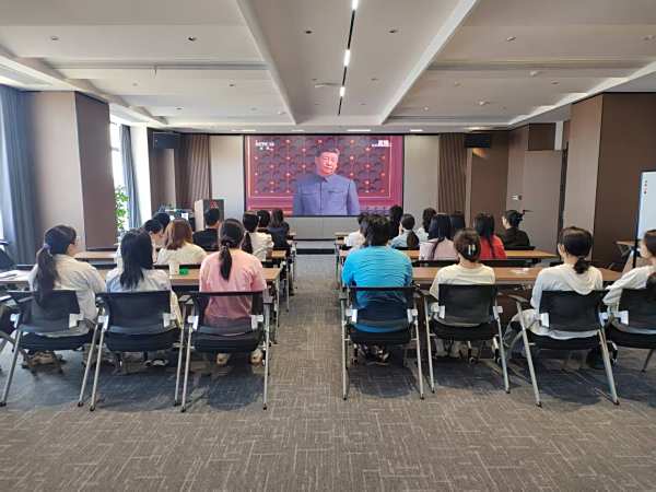 湖南人和人（娄底）律师事务所集中观看纪念中国人民抗日战争暨世界反法西斯战争胜利80周年大会直播