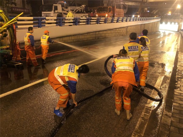 玉诚环境重庆分公司勇当城市“清障侠”，紧急驰援事故一线