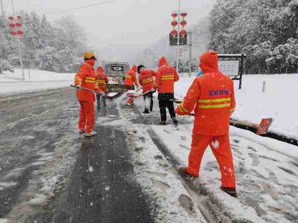 大雪纷飞，有人誓言“白首不分离”，有人通宵“冰墩墩”……