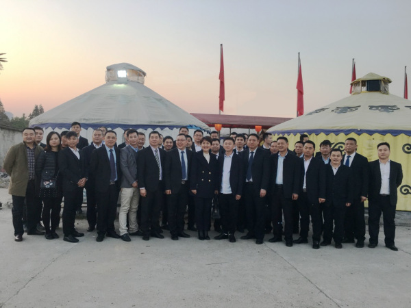 烹羊行吟且为乐，与君同饮三百杯