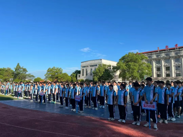 镜头里的军训24h：从叠被到齐步，我的高一成长“初体验”Vlog