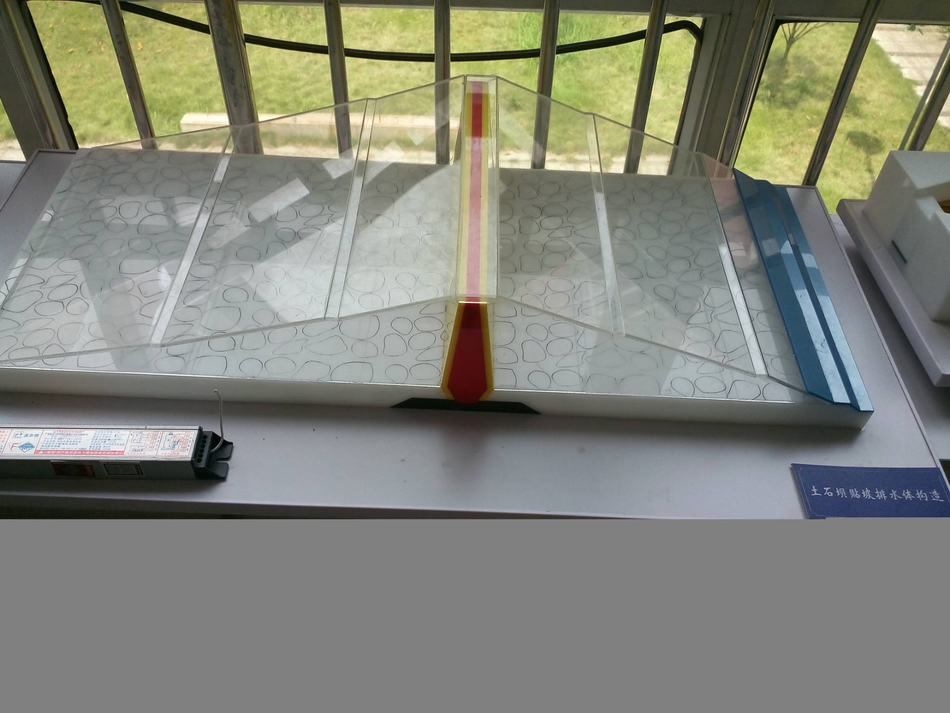 土石坝贴坡排水体构造模型
