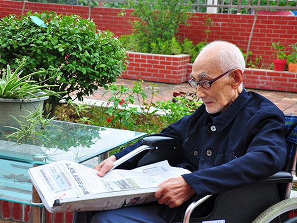 在空中花园读报