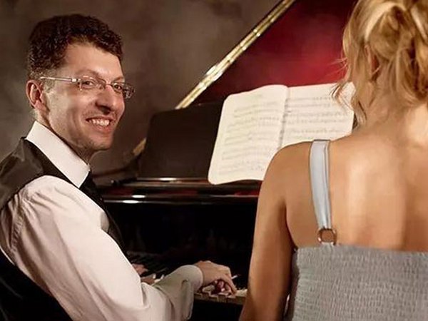 多久能学会？学钢琴贵吗？…成人学琴常见问题全解答