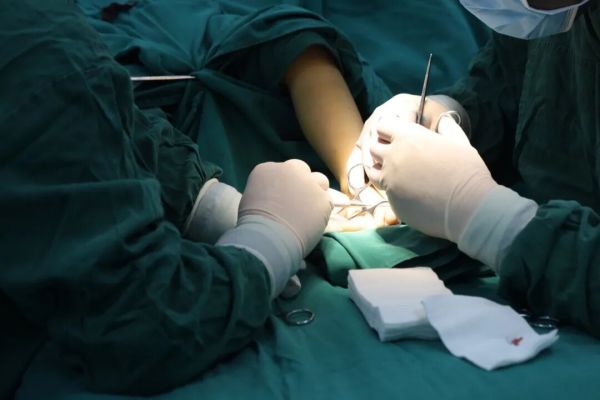 10小时“抢”回一只手！岳阳广济医院骨显微外科上演极限“保肢”！