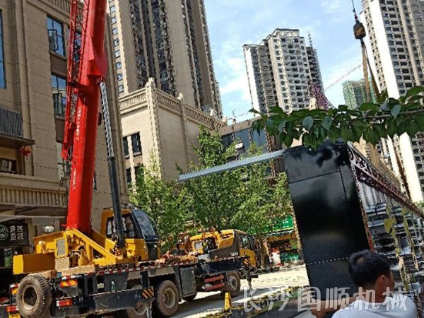 步步高梅溪湖广告牌吊装