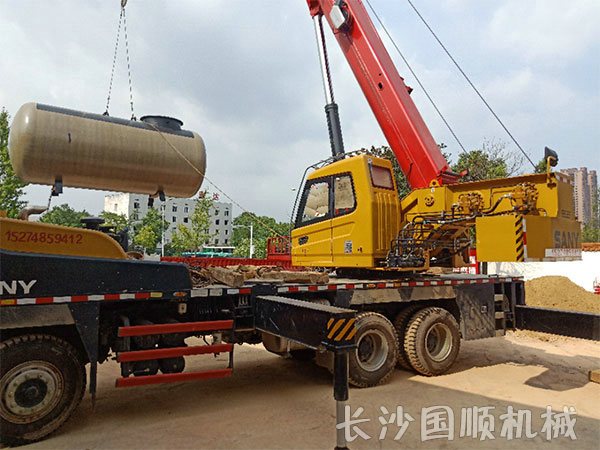 步步高长天加油站油罐安装